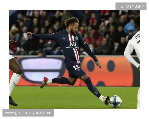 内马尔与少年选手切磋技术，耐心教导被广泛传播